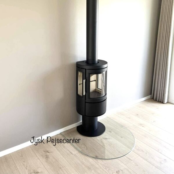 HWAM 2610C med sideglas på piedestal